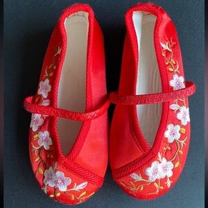 SOLD- Taihon Girl’s Red Floral Embroidered Mary Jane Shoes- New!